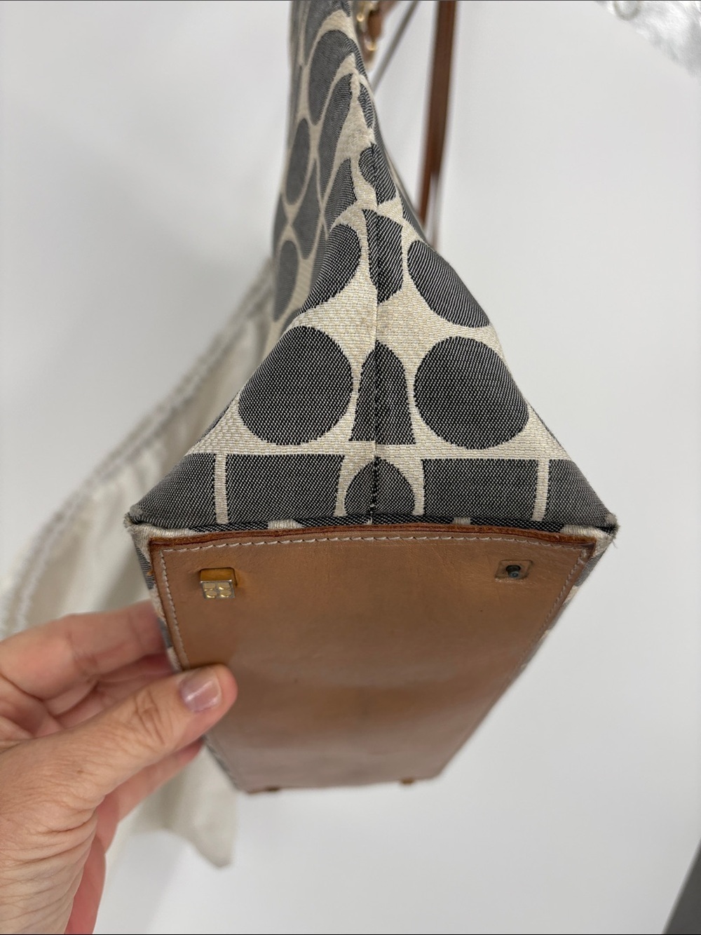 🗄️ kate spade Black & Cream Geometric Canvas Tote with Brown Leather Handles - Picture 3 of 11